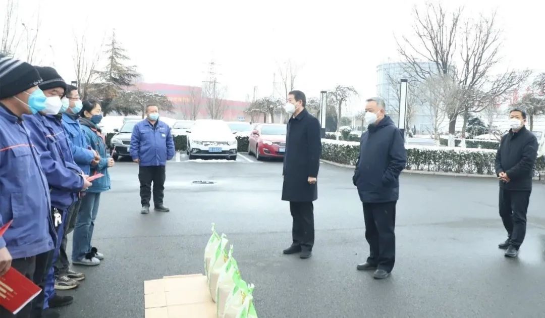 王宝玉书记到乐鱼（中国）看望慰问职工和劳模李静敏